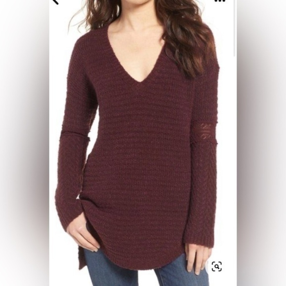 Hinge Lace Inset V-Neck 
Delicate lacy insets sweeten sleeves shirt